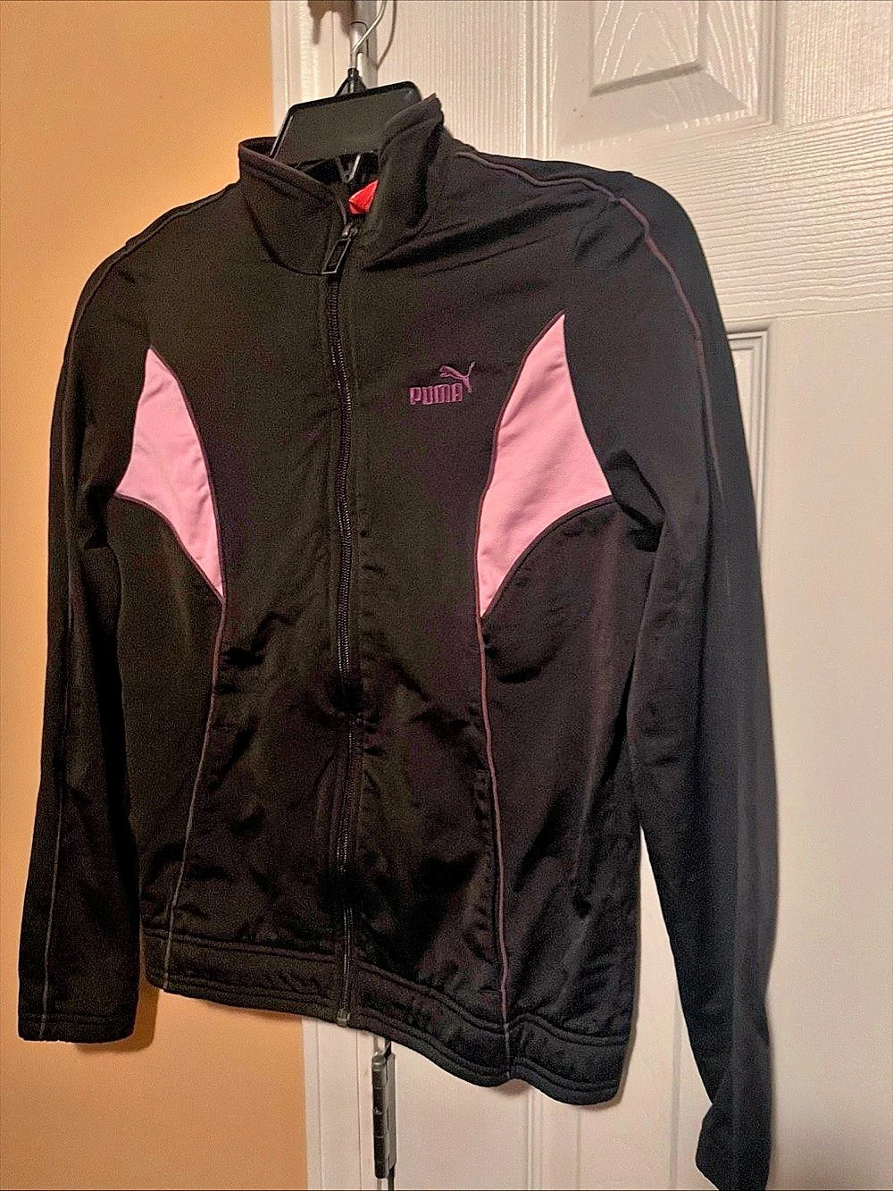 Puma sport lifestyle Jacket Black & purple size
Medium